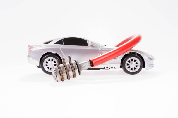 Ασημί σπορ αυτοκίνητο ασφαλίζεται με κλειδαριά - Φωτογραφία, εικόνα