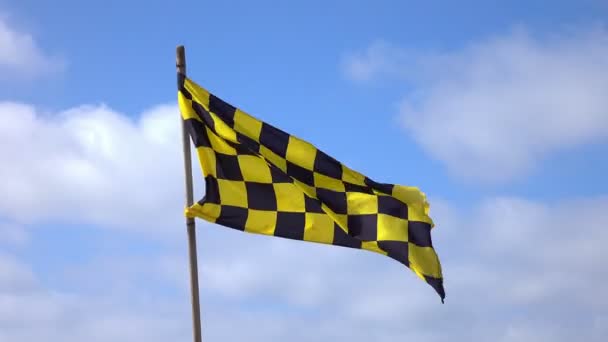 Videó a sárga-fekete kockás zászló a 4k - Felvétel, videó