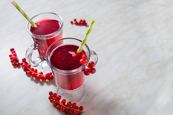 Дві чашки червоної смородини газованого лимонаду
 - Фото, зображення