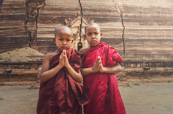 Βουδιστές προσεύχονται στο Mingun Pahtodawgyi - Φωτογραφία, εικόνα