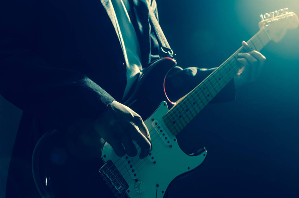 Músico de close-up tocando guitarra
 - Foto, Imagem