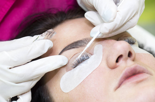 Woman on the procedure for eyelash extensions, - Valokuva, kuva