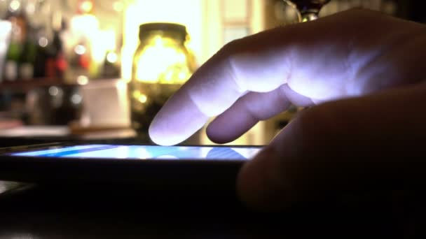 extreme close-up van de vingers van de mens die worden uitgevoerd op smartphone - Video