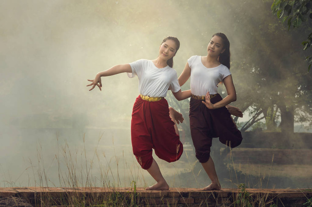  Kauniita nuoria tyttöjä Thai Dancing
 - Valokuva, kuva