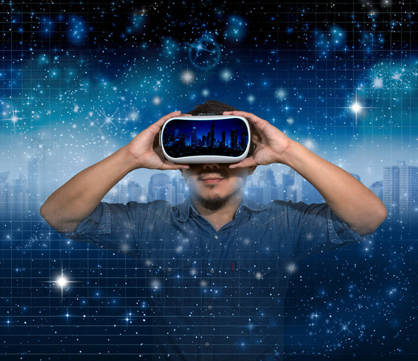 Sian man dragen van virtuele realiteit  - Foto, afbeelding