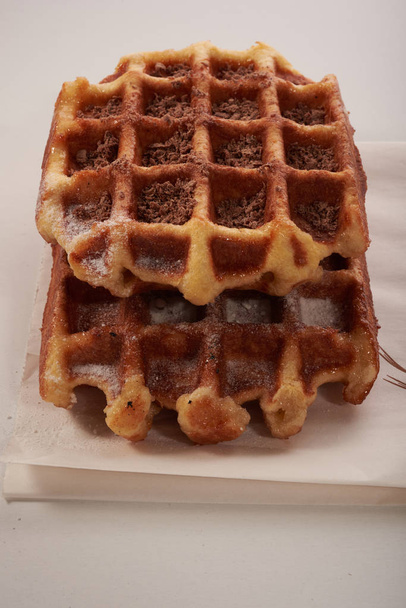 İzole rendelenmiş çikolata ile Belçika waffle - Fotoğraf, Görsel