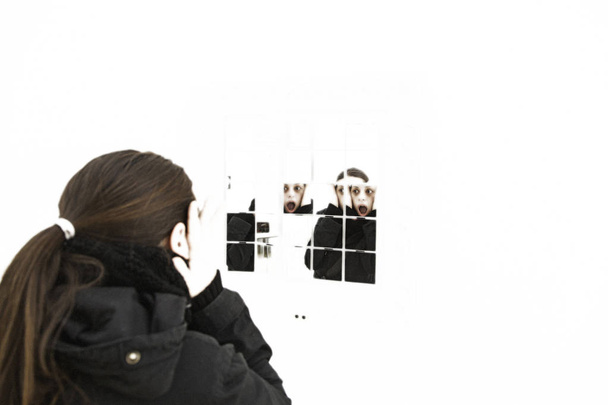 жінка дивиться у дзеркало
 - Фото, зображення