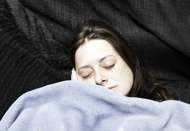 Жінка спить з ковдрою
 - Фото, зображення