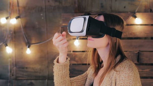 fiatal nő használ virtuális valóság szemüveg - Fotó, kép