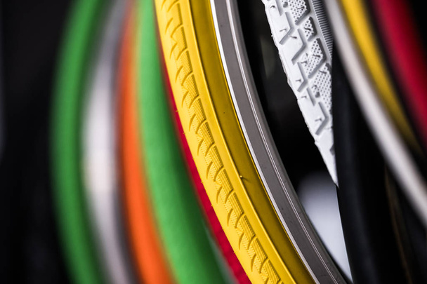 Neumáticos de bicicletas de diferentes protectores
 - Foto, imagen