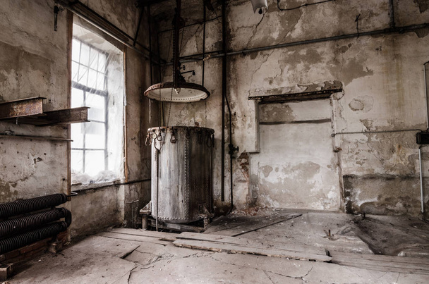 bollitore in una fabbrica abbandonata
 - Foto, immagini