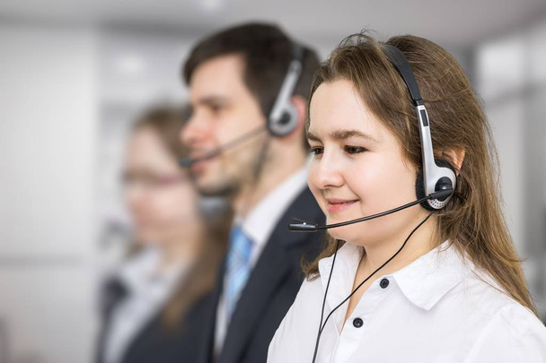 Młoda kobieta uśmiechający się - operator call Center. Koncepcja usługi telemarketingowe i klienta. - Zdjęcie, obraz