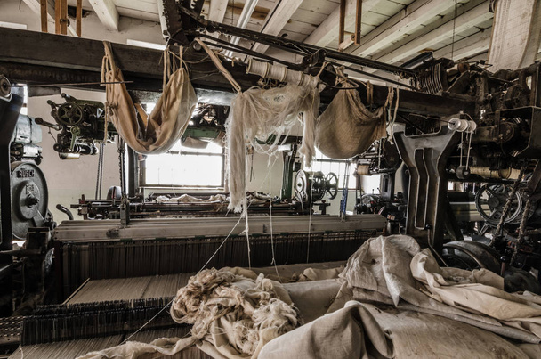 tkaniny na strojích ve staré předení - Fotografie, Obrázek
