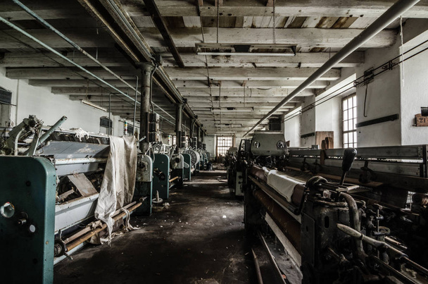 sala de máquinas en fábrica abandonada
 - Foto, imagen