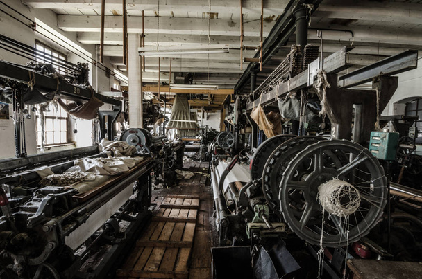 de nombreuses machines dans le hall de filature
 - Photo, image