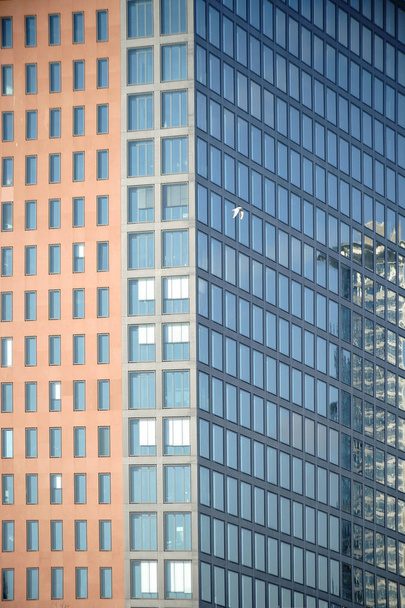 近代的な高層ビルのファサード - 写真・画像