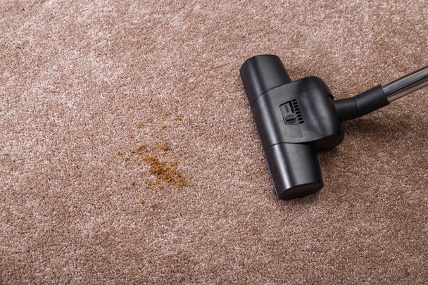 Teppich mit Staubsauger absaugen. Hausarbeit. - Foto, Bild
