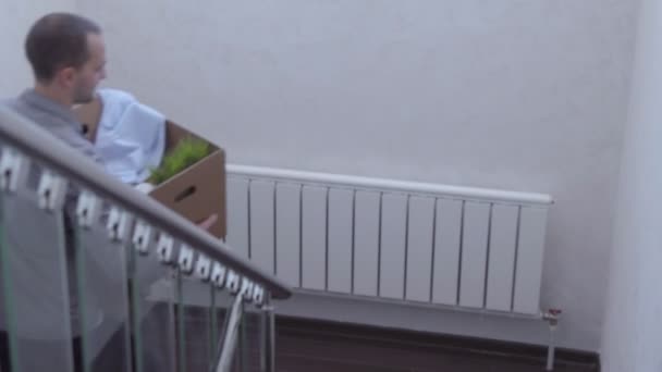 young couple up the stairs with boxes in new house - Filmagem, Vídeo