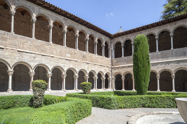 ベネディクト会修道院のロマネスク様式、ペドラルベス サンタ マリア デ裁判官、裁判官、州、カタルーニャのジローナの回廊します。. - 写真・画像