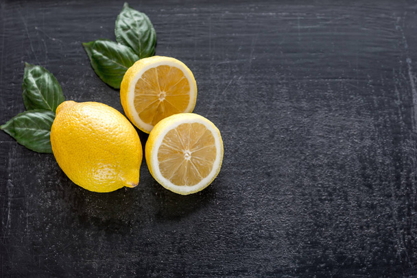 Свіжі лимони на темному дерев'яному фоні
 - Фото, зображення