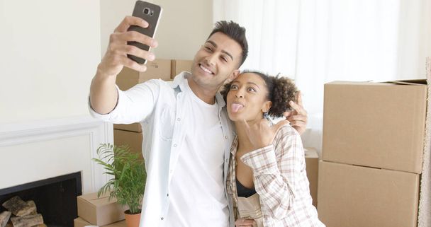 lustiges junges Paar beim Selfie - Foto, Bild
