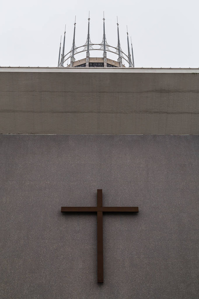 Ξύλινος σταυρός στο Μητροπολιτικό Καθεδρικό Ναό του Λίβερπουλ - Φωτογραφία, εικόνα