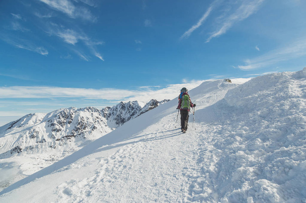Menschen wandern im Winter in die Berge - Foto, Bild