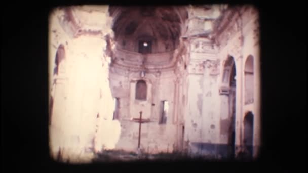 Vintage 8mm. Ruines d'une vieille église
 - Séquence, vidéo