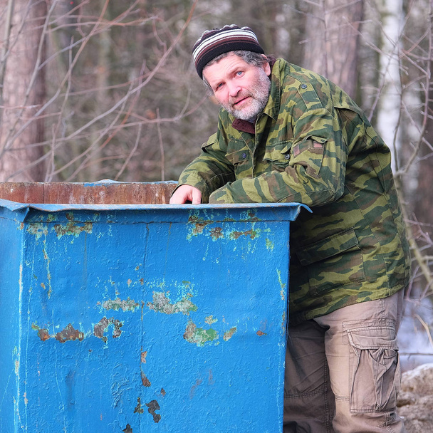 tramp near the garbage bin - Valokuva, kuva