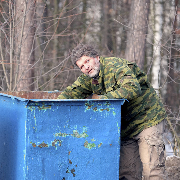 tramp near the garbage bin - Valokuva, kuva