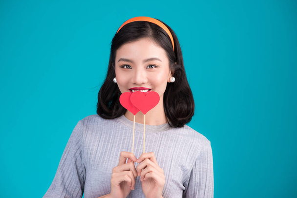 sorridente donna asiatica con cuori di carta
  - Foto, immagini