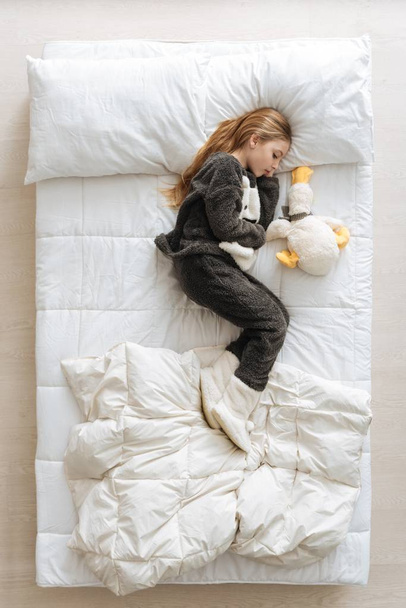 Angelic pretty child resting in her bed - Foto, Bild