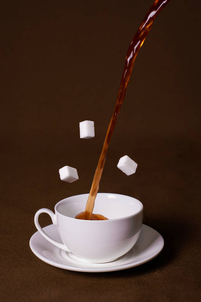 Tazza bianca con zucchero
 - Foto, immagini