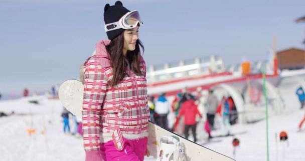 Милая и счастливая азиатская сноубордистка
 - Фото, изображение