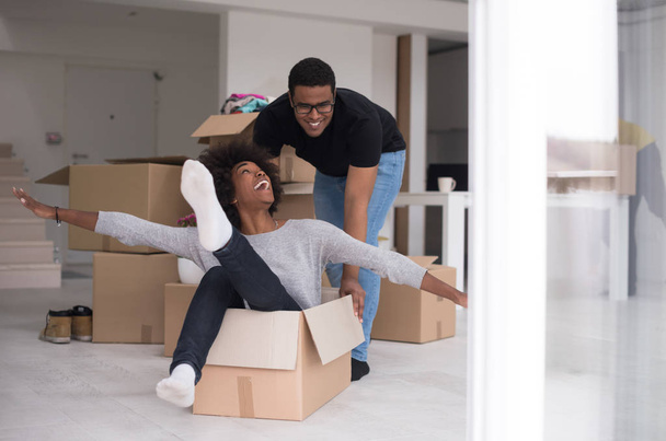 African American couple  playing with packing material - Foto, Imagen