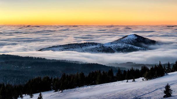 夕焼け雲の山ピーク - 写真・画像