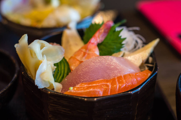Close-up van Chirashi Sashimi Rice Bowl - Foto, afbeelding