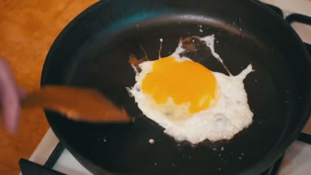 Cooking Eggs in a Frying Pan in the Home Kitchen - Filmmaterial, Video
