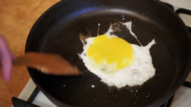 Cooking Eggs in a Frying Pan in the Home Kitchen - Filmagem, Vídeo
