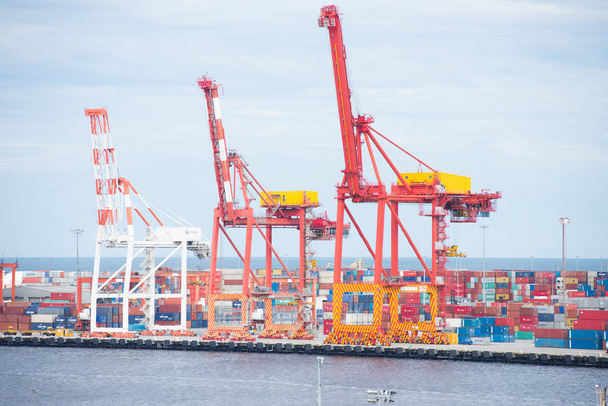 Container-lading en/of kranen Fremantle haven Australië - Foto, afbeelding