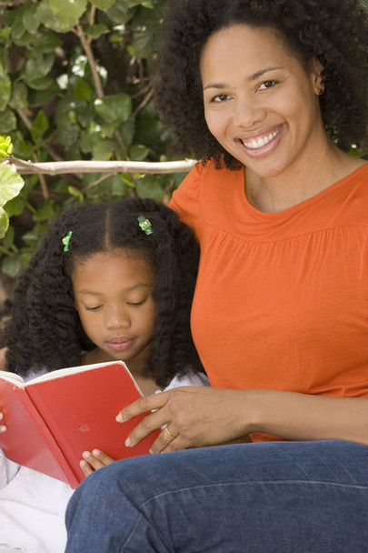 African American matka i jej czytania daugher. - Zdjęcie, obraz
