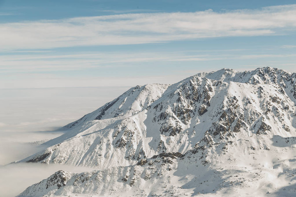 Maravilhosa paisagem de inverno de montanhas nas nuvens
 - Foto, Imagem