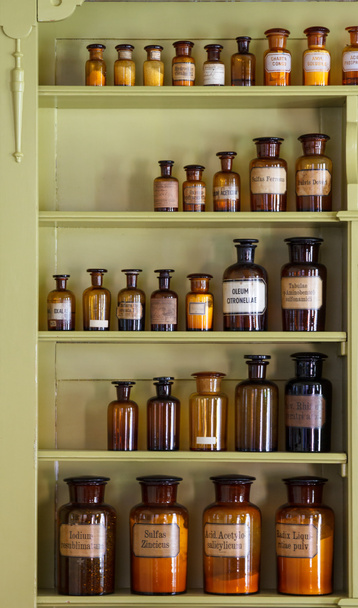Vecchia farmacia con barattoli di stoccaggio
 - Foto, immagini