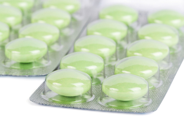 Блістерний пакет зелених таблеток ізольований
 - Фото, зображення