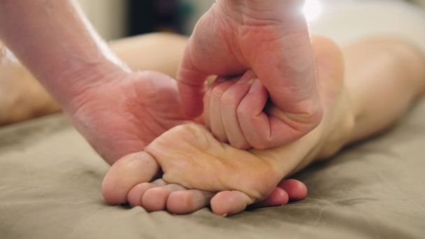 Massaggio ai piedi nel salone spa - terapia relax, concetto cosmetico e sanitario
 - Foto, immagini
