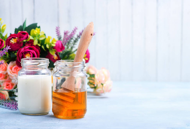 honey and milk in glass - Фото, изображение