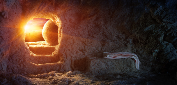 Tombeau vide avec linceul et crucifixion au lever du soleil - Résurrection de Jésus
 - Photo, image