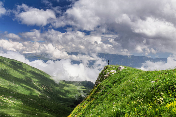 Paysage estival ou printanier avec collines verdoyantes et arbres en montagne
 - Photo, image