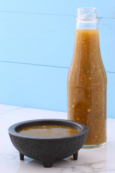 Řemeslník mexické tomatillo omáčka na retro vintage carrara mramor nastavení, s spicey mírné teplé aroma ideální pro všechny vaše recepty mexické, tex-mex a boky. - Fotografie, Obrázek