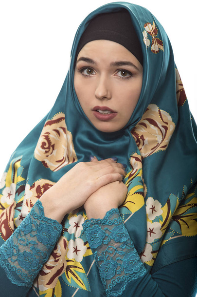 Mujer usando Hijab aislado sobre un fondo blanco
 - Foto, Imagen